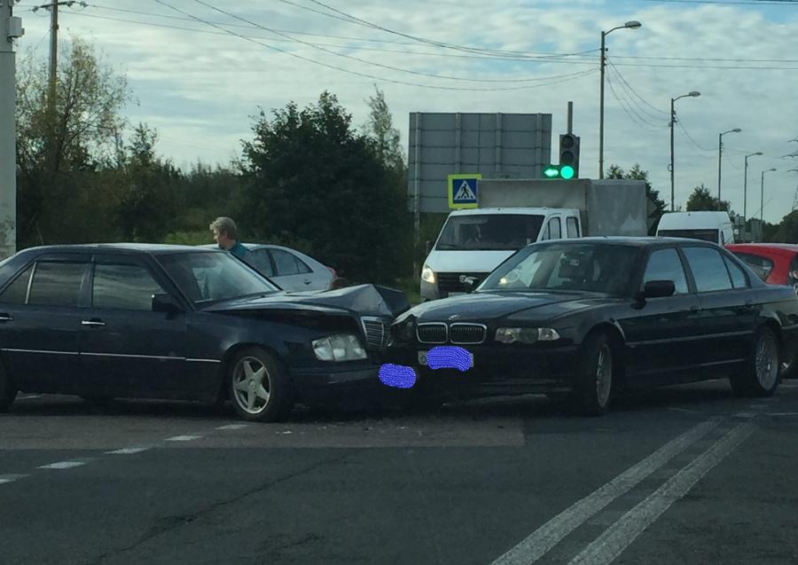 На Емельянова лоб в лоб столкнулись «Мерседес» и «БМВ» (видео)