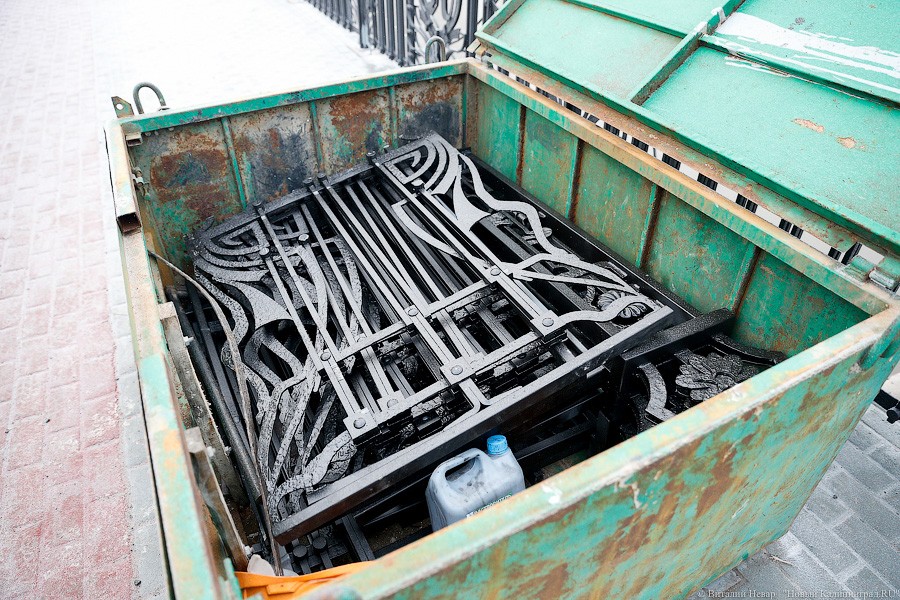 От авторов синей рыбы: на Высоком мосту ставят новую кованую ограду (фото)