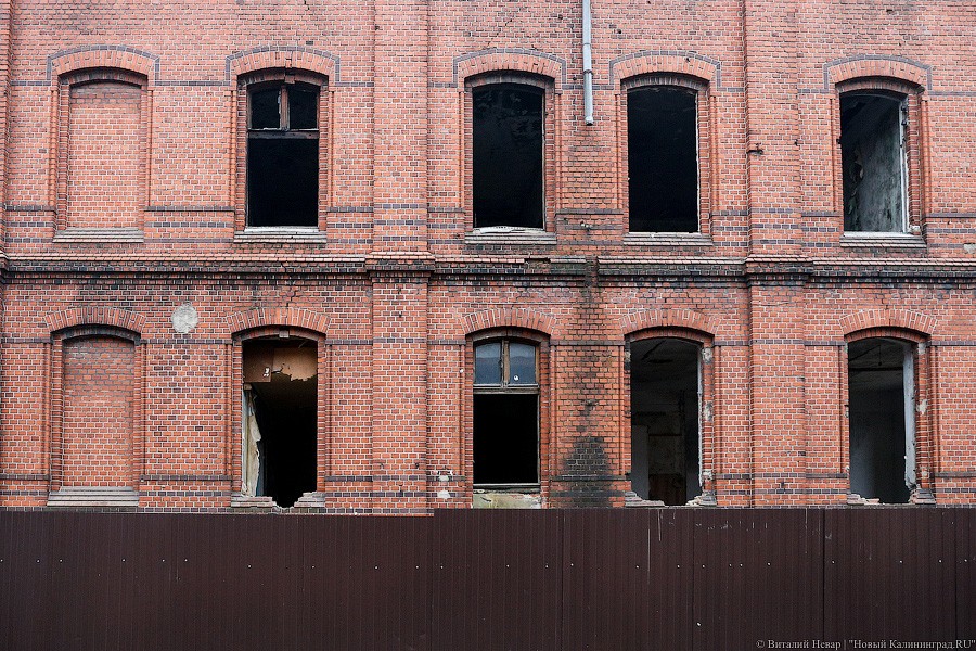 Экскаватором по Гёте: как сносят довоенное здание на Томской (фото, видео)