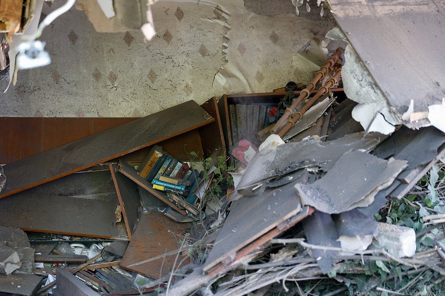 Опрокинулся и снес полдома: под Калининградом в ДТП погибла пенсионерка