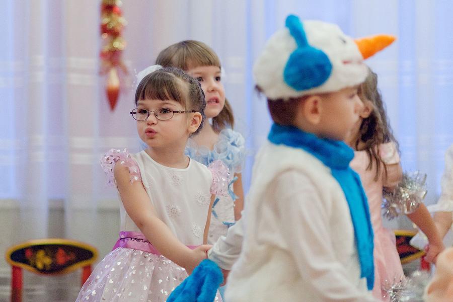 “Обычная сказка”: фоторепортаж с новогоднего утренника в детском саду
