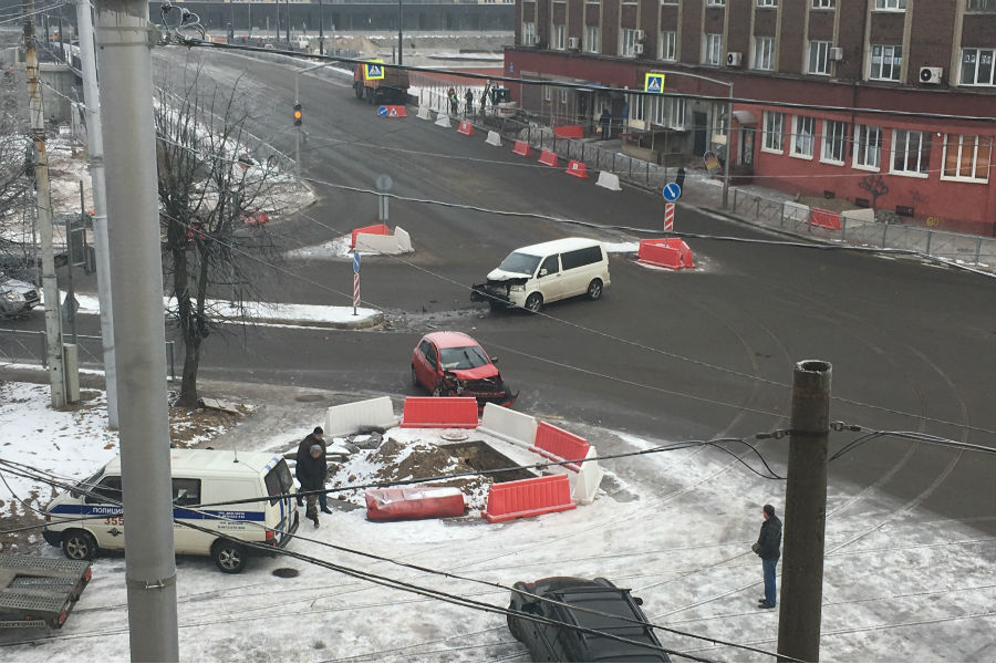 У Высокого моста в лобовую столкнулись микроавтобус и легковое авто (фото)