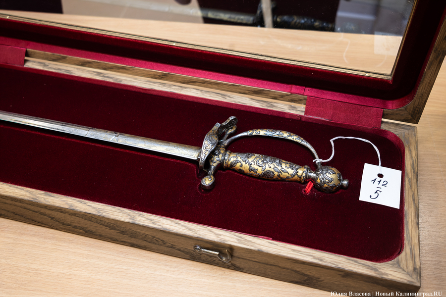 В Калининград привезли портрет и шпагу императрицы Елизаветы (фото)