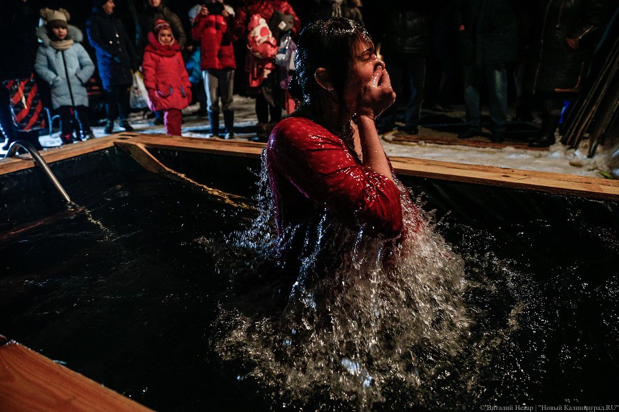 Окунулся, перекрестился: как прошли Крещенские купания в Калининграде (фото)