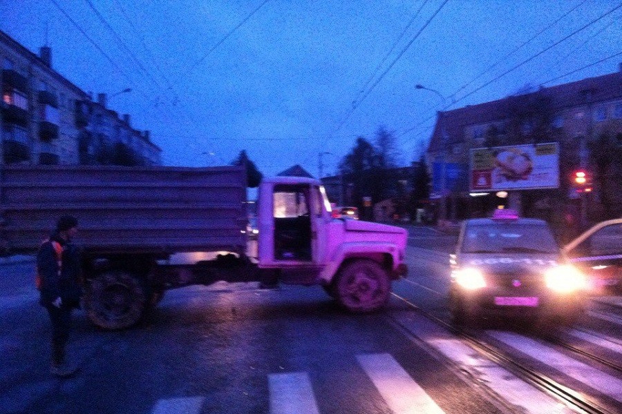 На Советском проспекте грузовик врезался в такси (фото)
