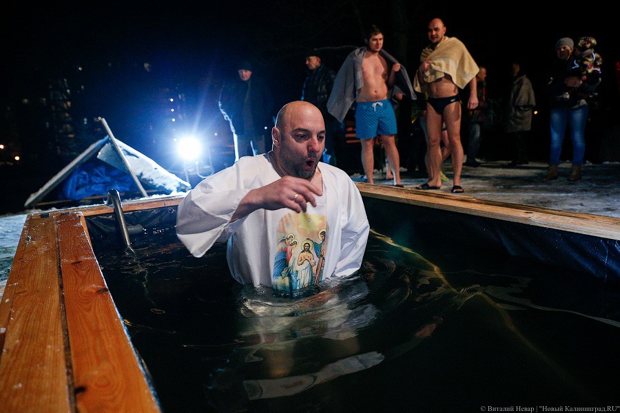 Окунулся, перекрестился: как прошли Крещенские купания в Калининграде (фото)