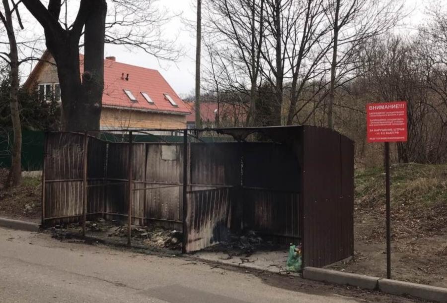 В Балтийске снова сгорели новые мусорные контейнеры (фото)