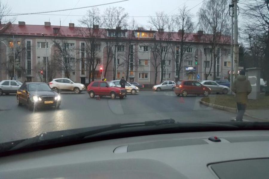 На ул.Невского столкнулись «Фольксваген» и «Хёндай», движение затруднено
