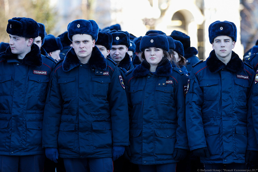 «Морозный гимн»: курсанты и школьники отметили День Конституции флешмобом