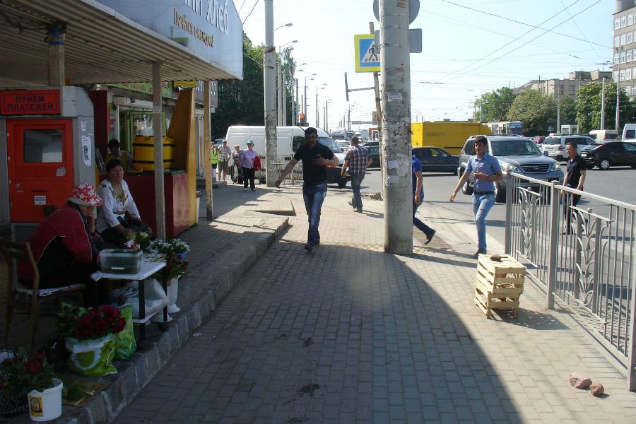 Машина пронеслась в шаге от людей: очевидцы об аварии на 9 Апреля