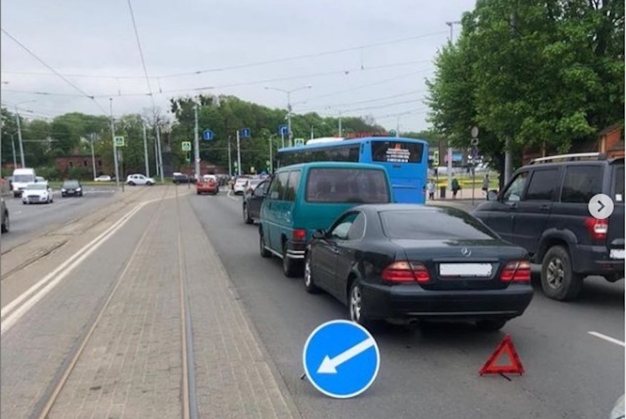 На Черняховского «Мерседес» врезался в микроавтобус, пострадала женщина (фото)