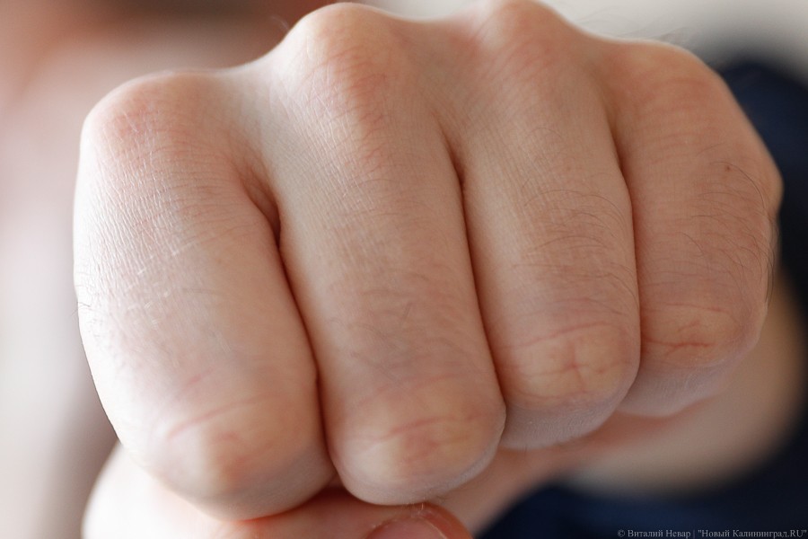 В Калининграде 18-летний избил и ограбил на улице двоих сверстников