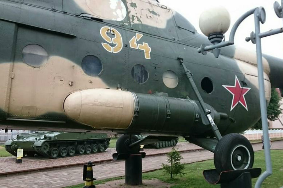 В Советске дети опять повредили вертолет в музее военной техники