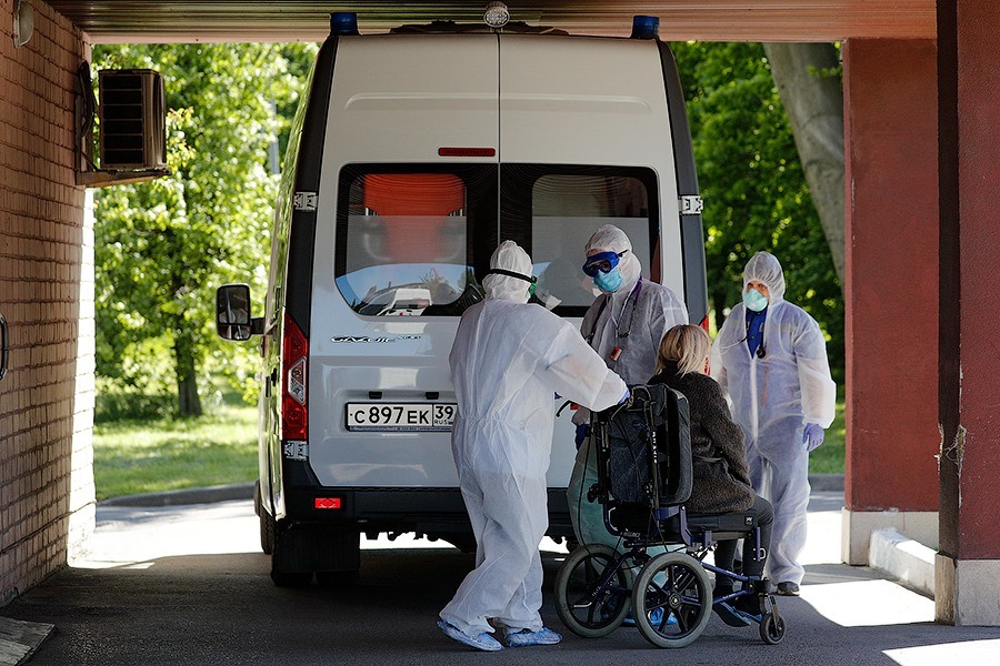 Коронавирус нашли у двух детей, кандидатов на работу в детских лагерях и медика