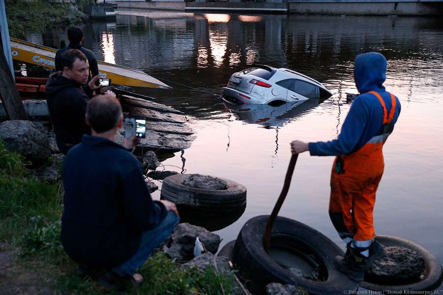 Перепутал педали: как доставали утонувшую «Инфинити»