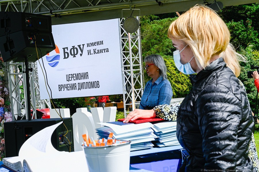 Как проходит вручение дипломов выпускникам БФУ в Ботаническом саду (фото)