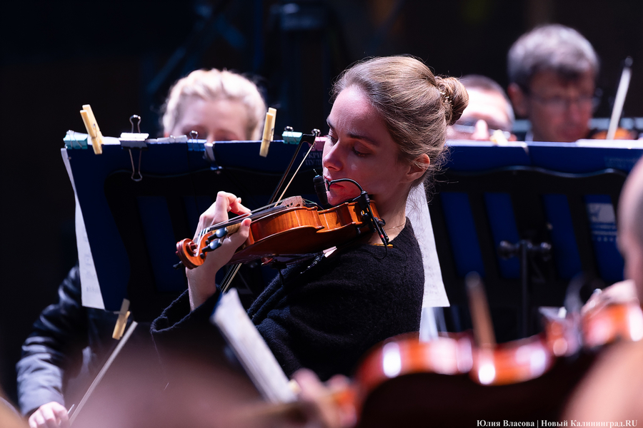 Бурлеска под дождём: Денис Мацуев выступил на острове Канта (фото)