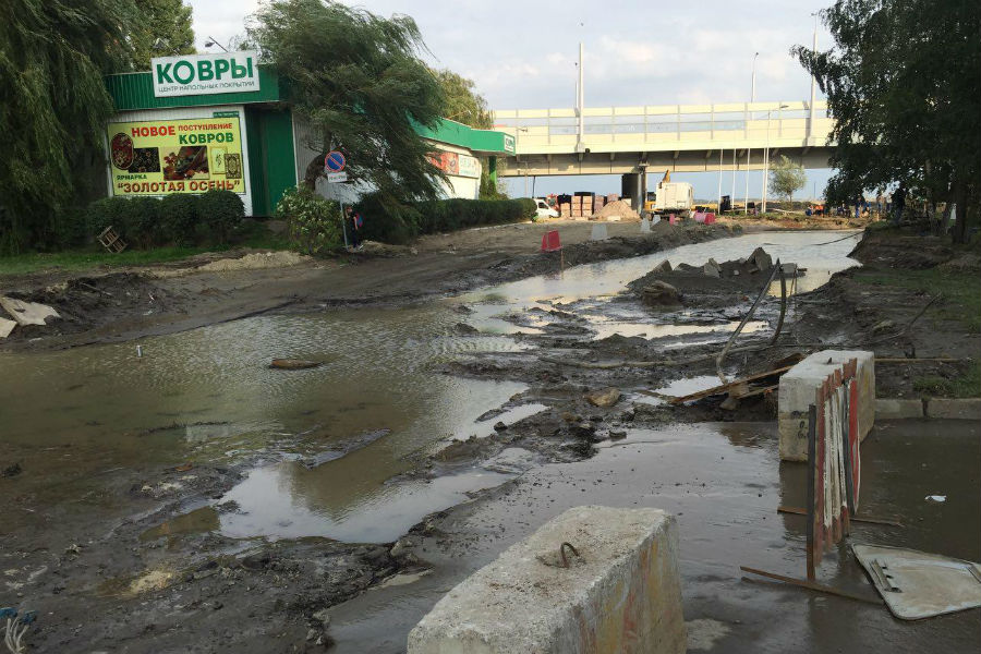 Остров невезения: строители опять устроили на Октябрьском потоп (фото)