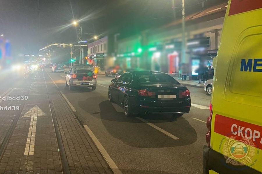 В центре Калининграда водитель на «БМВ» сбил выходившую из трамвая девушку