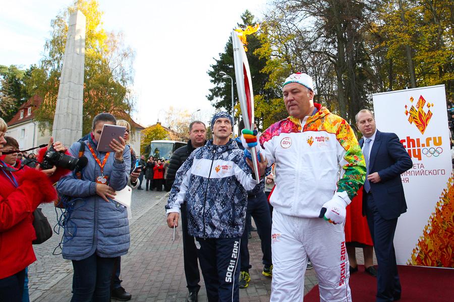 «Огоньку не найдется?»: Светлогорск встретил олимпийскую эстафету