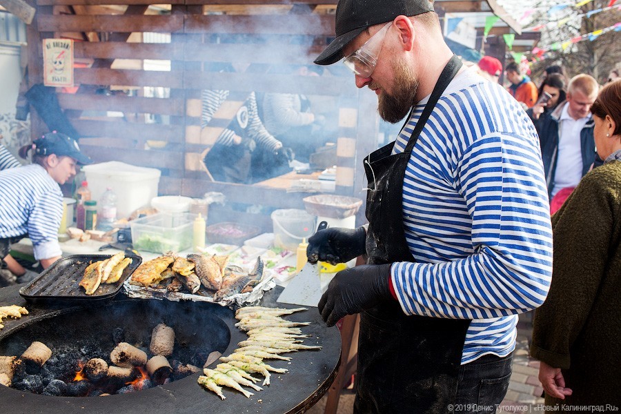 На ход руки: как проходит Fish Food Festival в Зеленоградске