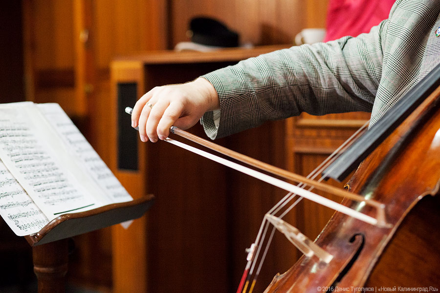 Дадим по струнам: Борислав Струлёв выступил на борту барка «Крузенштерн»