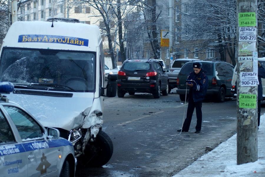 В ДТП на ул. Горького пострадали водитель маршрутки и пассажир (фото)