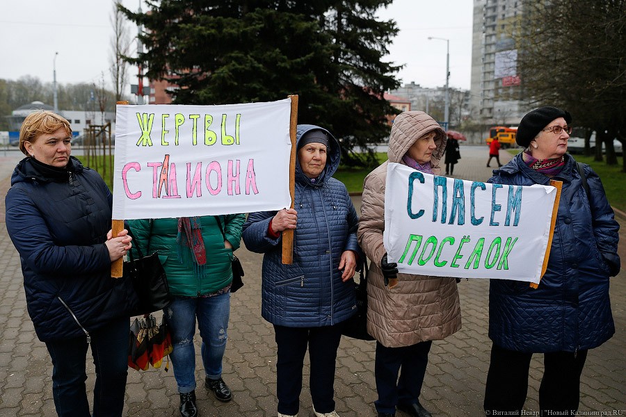 «Жертвы стадиона»: жители Ушаково протестуют против песчаных карьеров (фото)