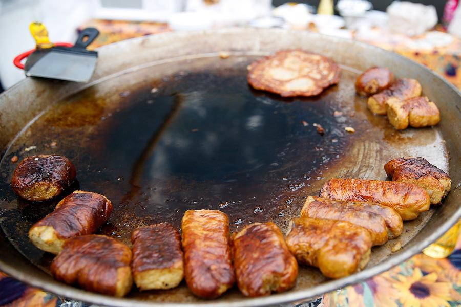 Картофельные кишки и шашлык на вилах: чем кормили на День города