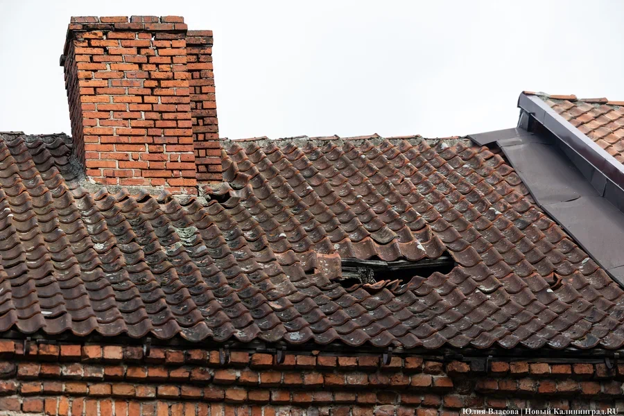 Власти Краснознаменска объяснили, почему ремонтируют крышу дома в Никитовке