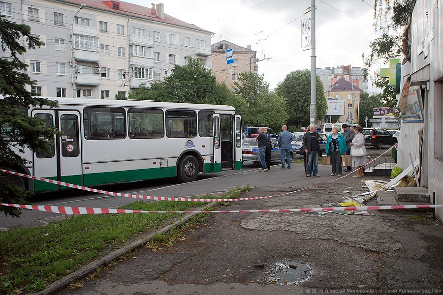 Кровавый след: в Калининграде автобус сбил женщину, шедшую на трамвай