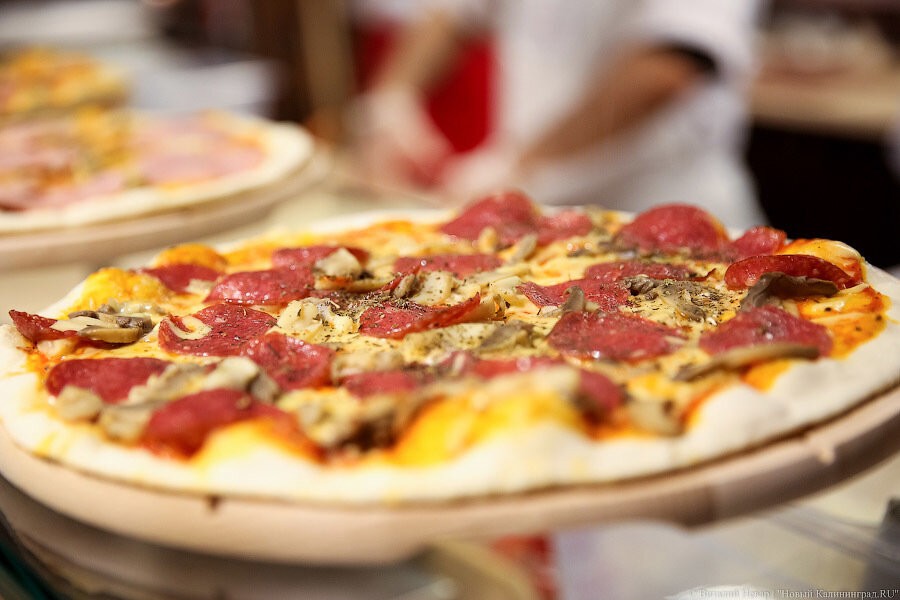 В Калининграде мужчина вызвал курьера и отобрал у него пиццы и роллы