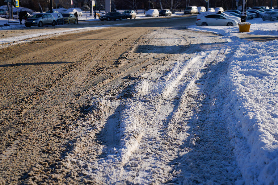 «Насладиться» зимой: во что превратились дороги в Калининграде после снегопада (фото)