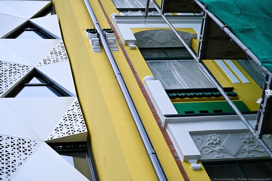 Стекло и треугольники: как выглядит фасад реставрируемой «Кройц-аптеки»