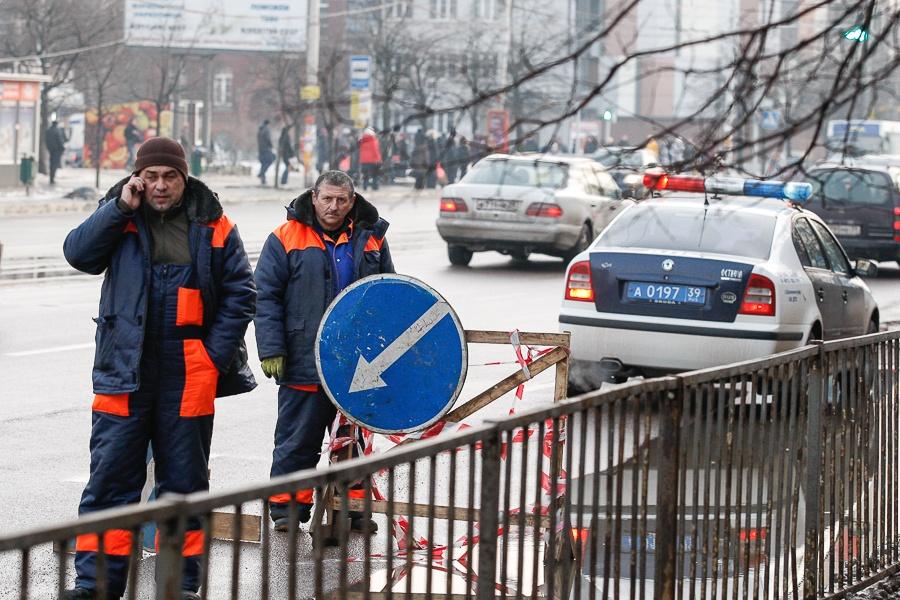 Дорога и пустота: на Ленпроспекте асфальт не выдержал нагрузки (фото)