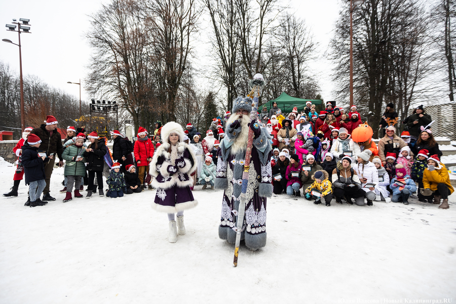 Цвет настроения — красный: на острове Канта прошёл благотворительный забег Дедов Морозов