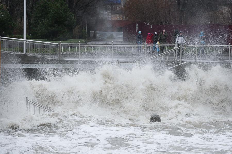 Добить «Ксавьером»: променад в Зеленоградске оказался не готов к зимним штормам