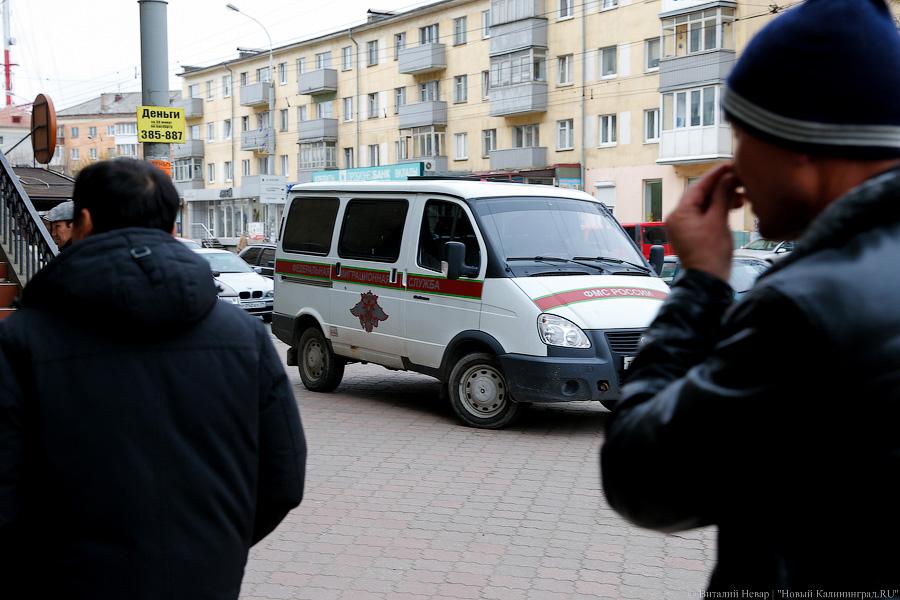 «За 1,5 тысячи — быстрее»: мигранты за сутки занимают очередь в УФМС (фото)