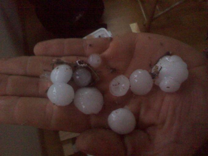 Шторм в Литве: на пляже Ниды ветер поднял в воздух коляску с ребенком (фото)