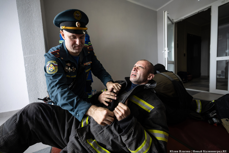 За три минуты на 25-й этаж: у пожарных прошли соревнование по скоростному подъёму (фото)