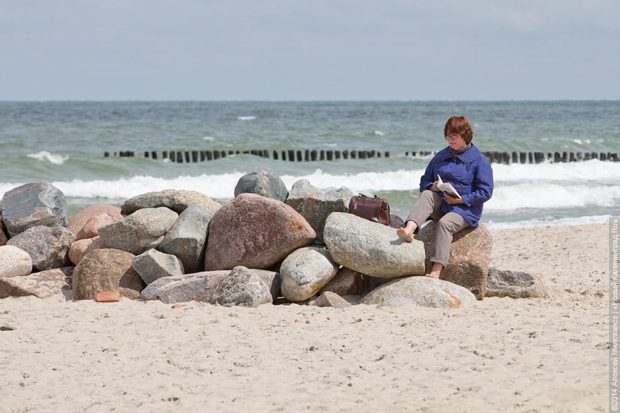 Машина «по потребности»: польский агрегат начал чистить песок на пляже Зеленоградска