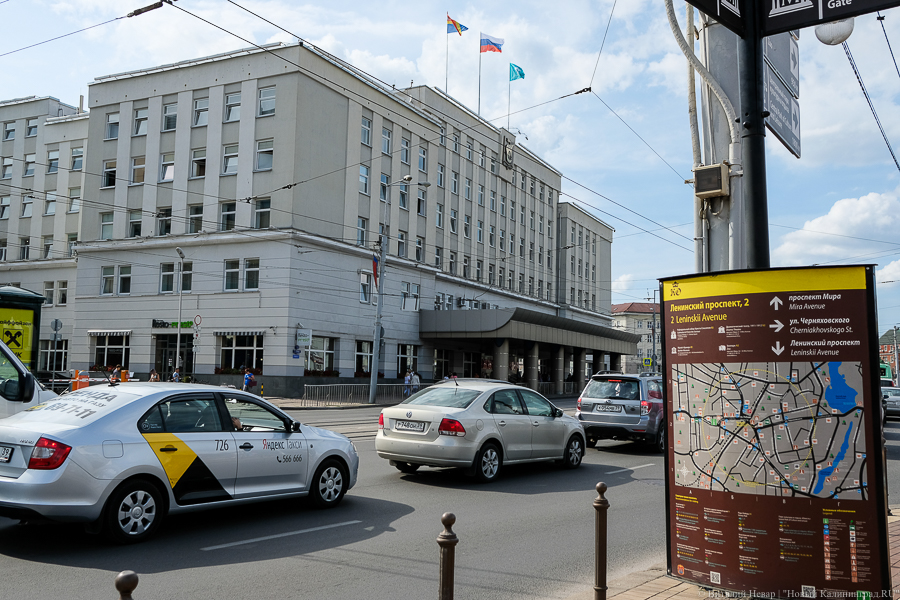 Никто не захотел ремонтировать козырек мэрии даже после двукратного удорожания сметы