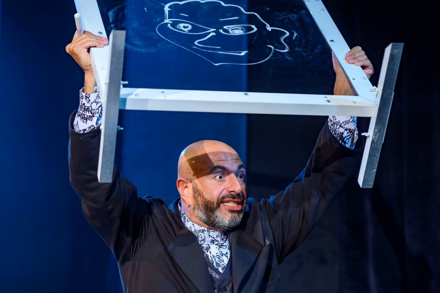 Олег Липовецкий в спектакле «Жирная Люба» («Театральный проект 27», режиссёр Юлия Каландаришвили). Фото: группа «Театрального проекта 27» «Вконтакте»