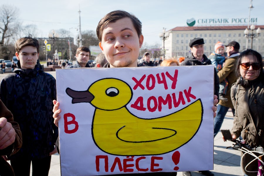Опрос: более трети россиян одобряют антикоррупционные митинги
