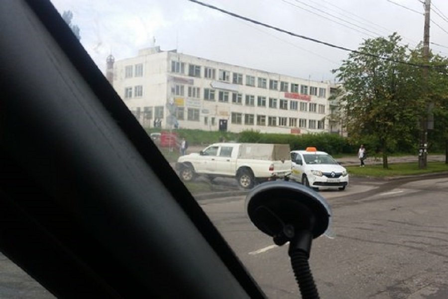На Моспроспекте на повороте столкнулись автомобиль такси и внедорожник (фото)