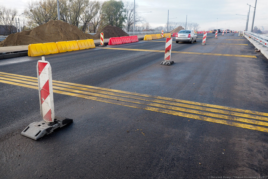Наполовину открыто: путепровод на Московском начал пропускать автотраснпорт