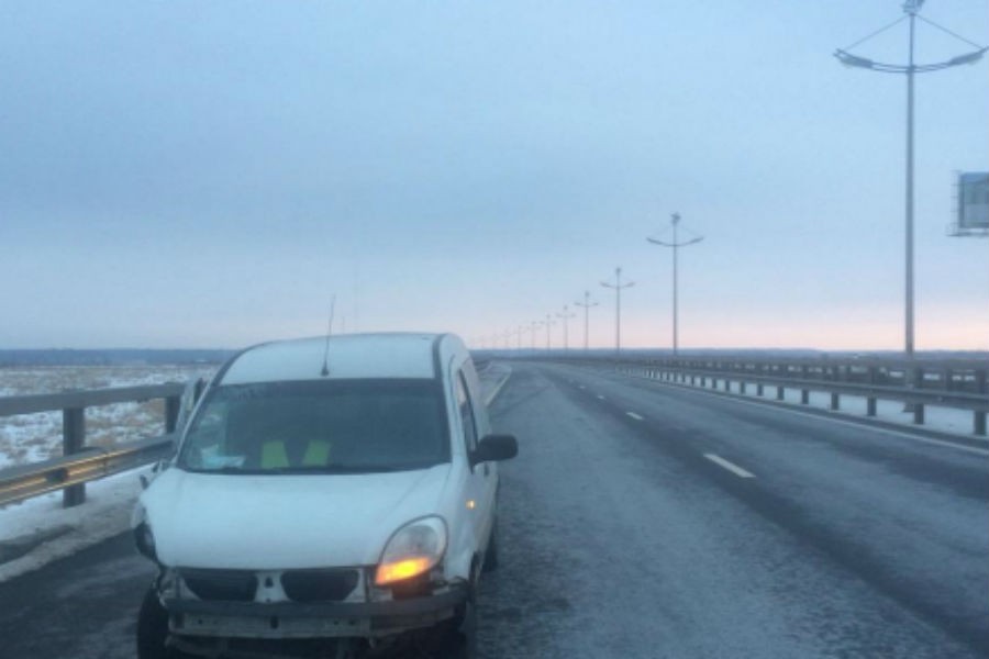 На Приморском кольце водитель уснул и врезался в отбойник (фото)
