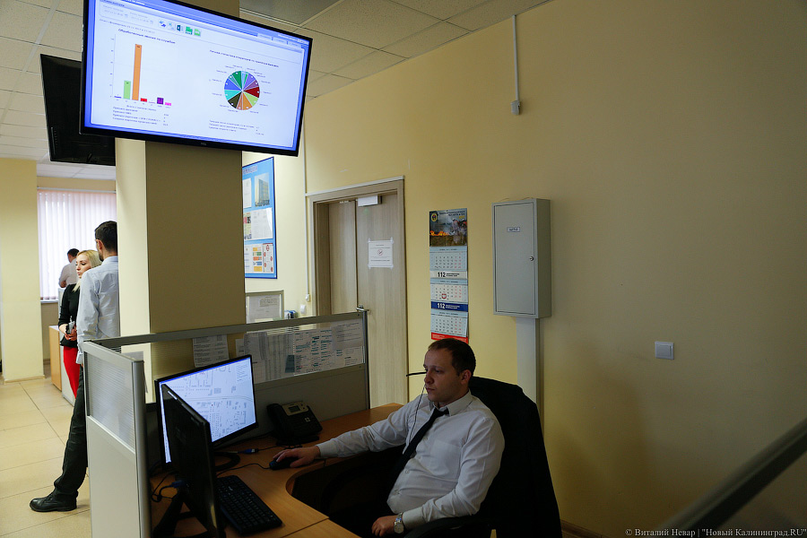 Две женщины пострадали, скатившись с горки в припаркованные авто