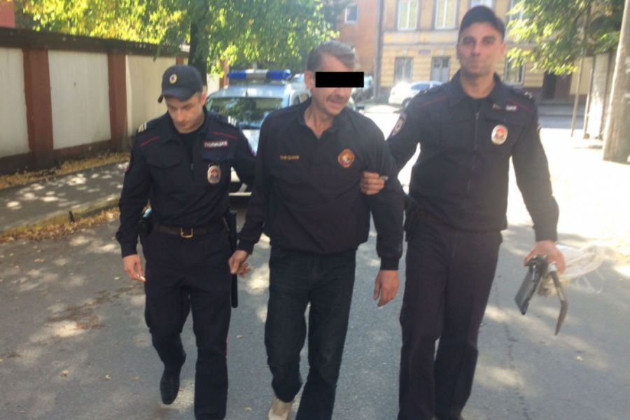 Калининградца с «фомкой» поймали на краже ливневых решеток (фото)