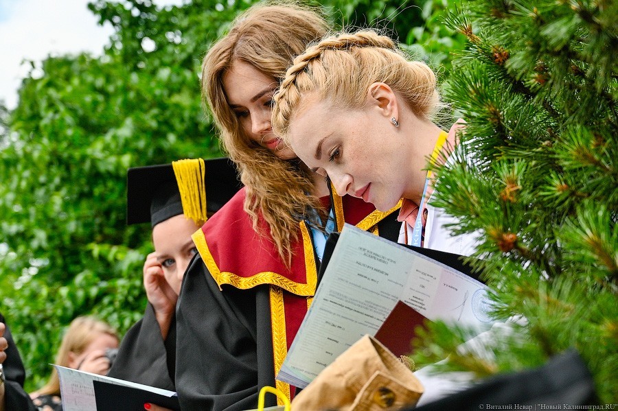 Как проходит вручение дипломов выпускникам БФУ в Ботаническом саду (фото)